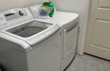 2BR Gem: Modern Comfort & Style - Foto 26