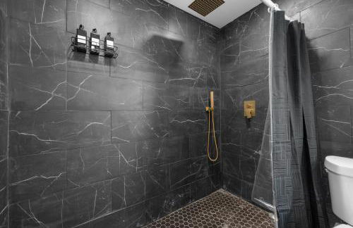 Modern Studio Retreat with Workspace in Houston - Foto 6