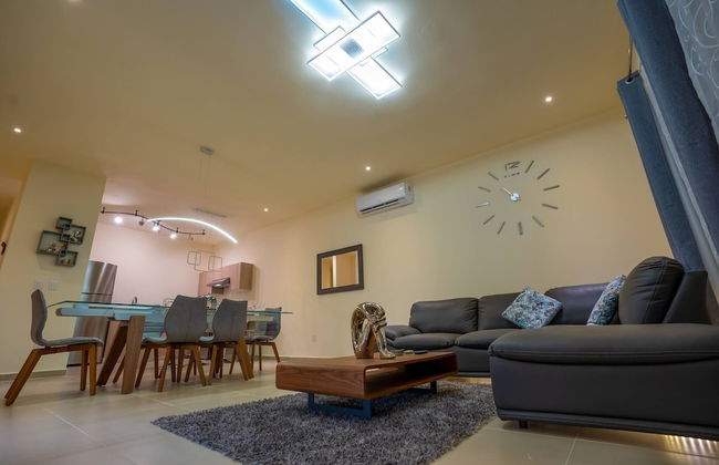 Luxury Apartment With Poll - Photo 15