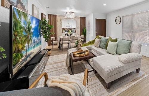 Entire Private Home with 4 Bedrooms 2 Bathrooms, Hot Tub, King Bed, 80 TV, Gated Yard, Ranch Style, Available Now - Foto 33