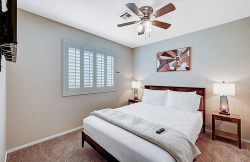 Cozy Getaway with King Bed, BBQ & Spacious Backyard - Photo 12