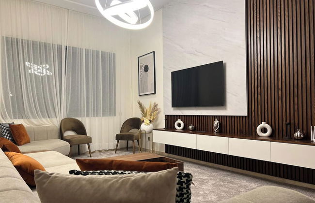 2 Bed Apartment - Balcony, Parking, Wifi - Photo 1