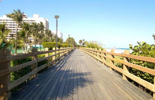 Modern apartment steps the beach - Foto 24