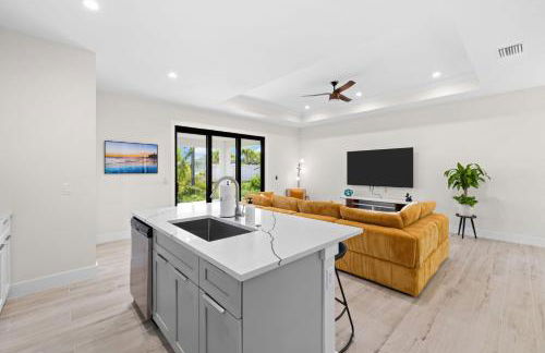 Colorful retreat near beach and pickleball courts - Foto 28