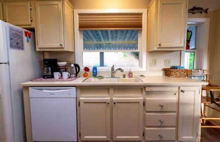 Cozy Waterfront Cottage with Hot Tub in Lakeside, Oregon - Foto 43