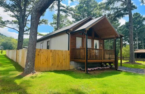 Rustic Chic Alabama Cabin w Loft Fire Pit Pet Friendly Fenced Yard Lake Guntersville - Coco Chateau - Foto 2