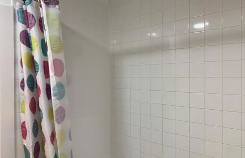 Cozy Entire Apartment with Free onsite Parking, 2-Min Walk to Barking Station - Foto 9