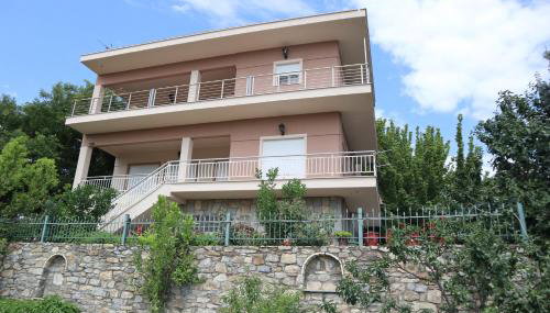 Angela House - Photo 3