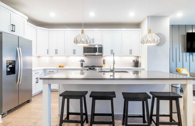 Monty by Avantstay 4bdr 4ba, Balcony w/ Outdoor Seating, 5mins to DT - Photo 4