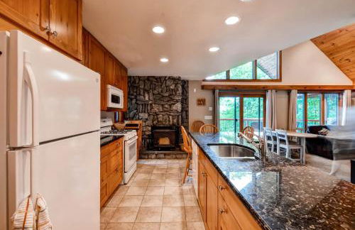 Waterfront Highland Lake Home with Deck and Dock - Foto 8