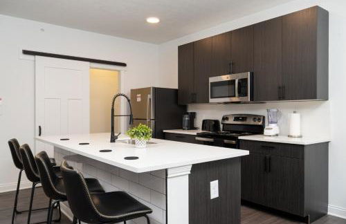 Sunrise Glow Spacious 2BR 2BA 2 King Beds Gym WFH - Foto 11