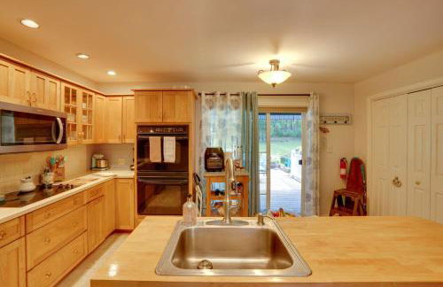 Cozy Pittsfield Gem with Deck, Gazebo and Fireplace - Foto 11