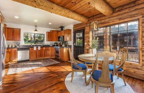 Log Cabin sleeps 20 with hot tub, EV Charger, firepit - Foto 24