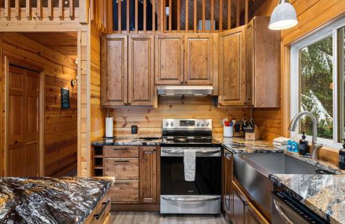 Alpine Retreat at Snoqualmie Pass- 5-Min to Slopes, Private Creek, BBQ, Fireplace, Smart TVs, Kids Games, Hi-Speed Wi-Fi - Foto 11