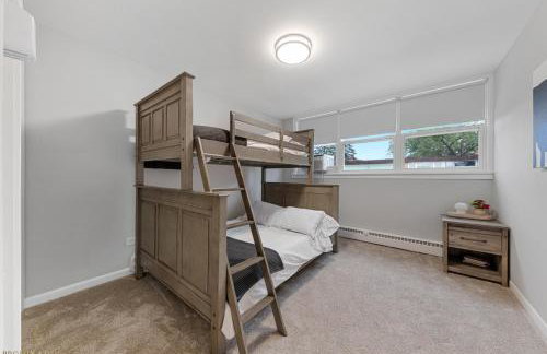 Northside FAMLYNEST Lincoln Sq 4BR 2BA 2P Rare find - Photo 13