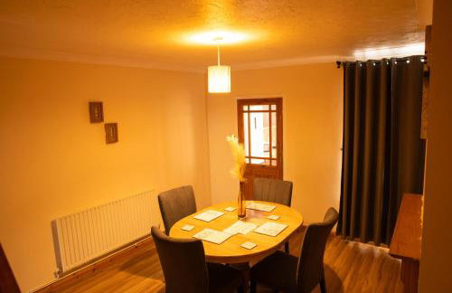 Mansfield House - Sleeps 10, Free Parking, WiFi - Weekly & Monthly Stay Deals! - Foto 2