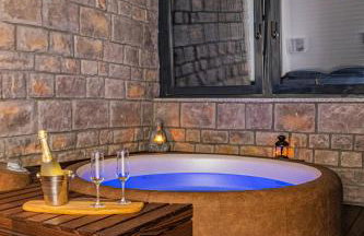 Jacuzzi - Flexible SelfCheckIns 20 - Zagreb - Luxury - Garage - Smart - Brand New - Apartments Repinc - Foto 10