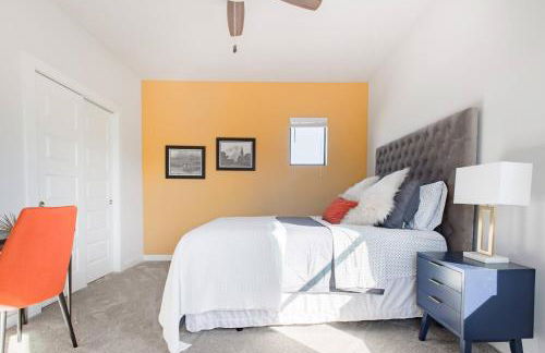 Explore the River Walk from Artsy Designer Retro Chic Home - Foto 15