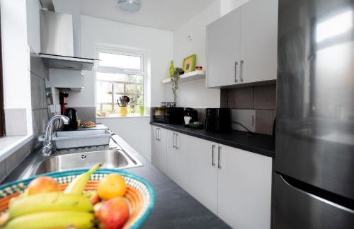 Stylish 4BR House, Sleeps 7, High-Speed Wi-Fi, Long Stay Friendly - Foto 60