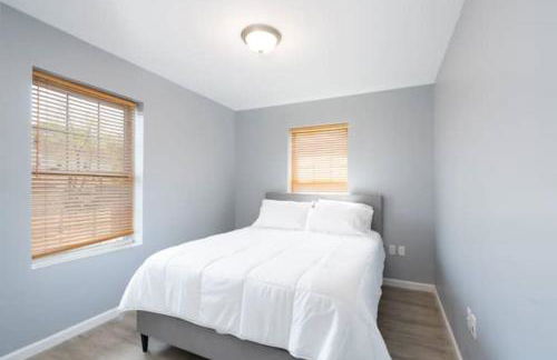 Gorgeous Waterfront 3 Bedroom, 1.5 Bathroom Unit. - Foto 19