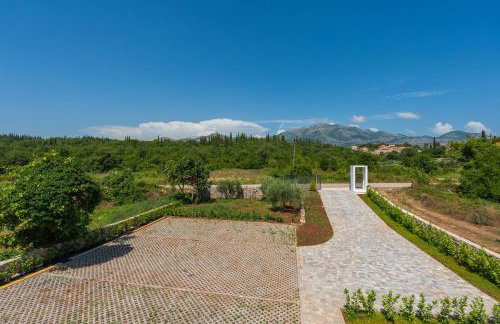 Green & Blue Five Bedroom Villa with Private Pool and Complete Privacy - Photo 54