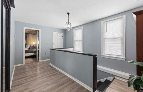 Luxe Suite with Pool Table, King Bed, 3 TVs, & Free Parking - Foto 50