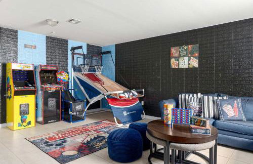 Newark Gem Ruby 3BR, 3BA - Sleeps 14 - Walk to Prudential Center and Newark Penn Station, Near EWR and American Dream Mall, includes Parking - WiFi - Laundry - Backyard - Gym - Foto 1