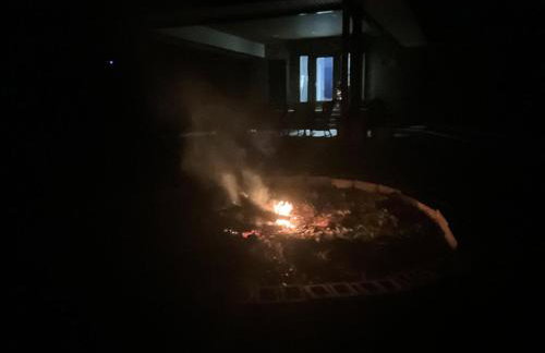 Quiet Forest Vacation home on a Private Road with Spacious Patios, Fire pit, Pet friendly and a Private pool - Foto 2