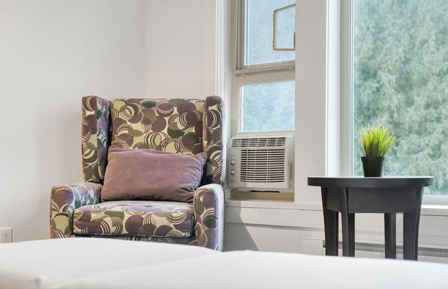 Elevated Escapes 2BR Suite Overlooking Lake - Foto 1