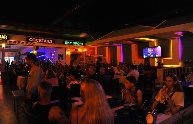 Beach Front Apartment Close to Centre of Side With all you Desire Sleeps up to 4 - Photo 25