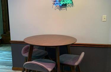 Walk to K-State, Sleeps 12, Pool Table, Hot Tub - Foto 28