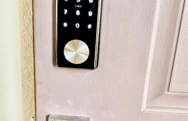 Artsy Home close to USAFA with Fireplace and Patio - Foto 40