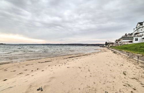 Portage Lake Condo with Deck and Pool Access! - Foto 29