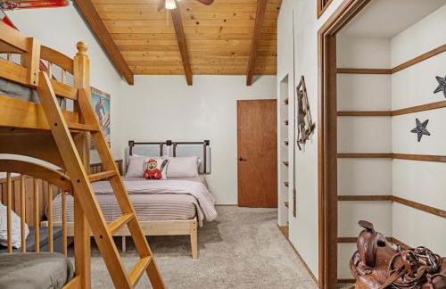 ZigZag Basecamp · Cozy Cabin Perfect for Nature Escapes w/ Hot Tub - Photo 21