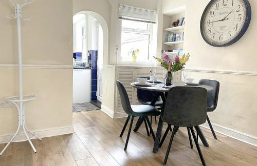 The Racecourse - Quaint Victorian Home With Free Parking - Foto 17