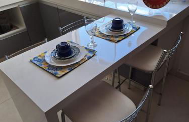 Privacidade para sua família e grupos em um só lugar-2 quartos- melhor custo-benefício, garagem, sala com cozinha integrada, aconchegante, ambiente moderno e funcional, wi-fi veloz gratuito, próximo ao Parque das Águas-Calçadão e tudo que a cidade oferece - Foto 17