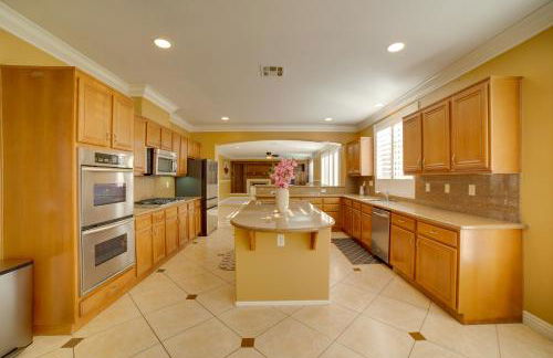 Resort-Style Oasis Expansive Riverside Mansion - Foto 12