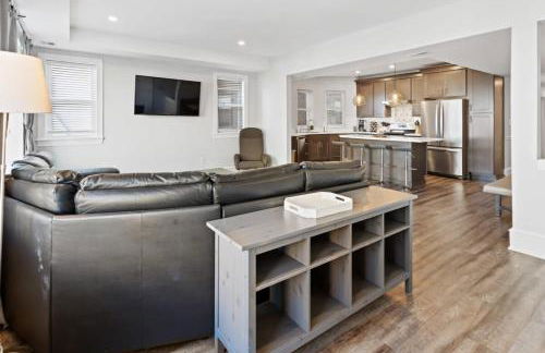 Modern 4BR 2BA Apt Steps to the Beach Open Living - Foto 5