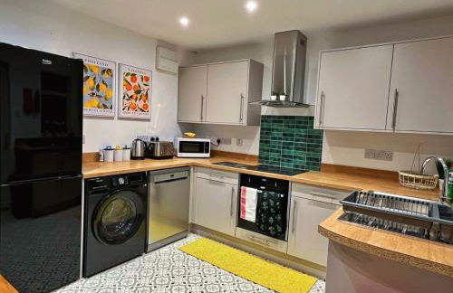 Darfield 4 Bedrooms Home 6 Beds 2 Showers Driveway Parking For Business Stays - Foto 3