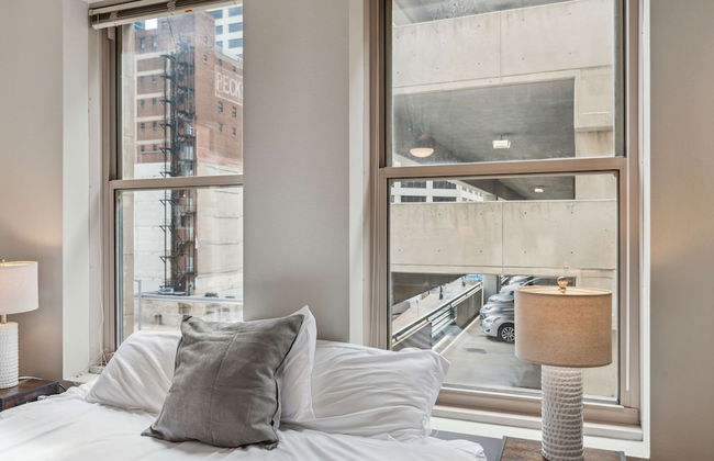 Spacious 2BR Downtown Retreat - Photo 4