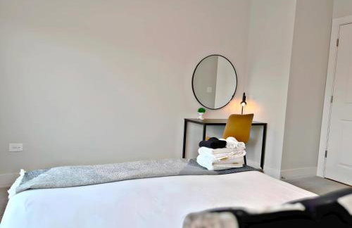 Modern 4BR Townhouse with Parking & Lake Views - WVille rep 4 - Foto 32