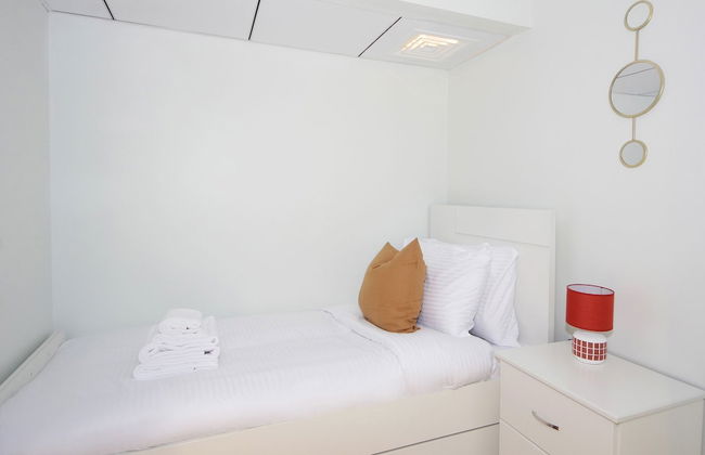 Luxury StayCation - Tranquil Retreat With Beautiful Park Views - Photo 17