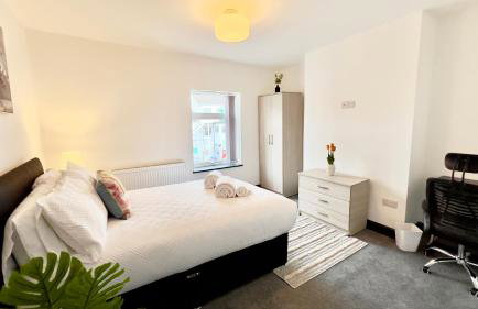 Stylish Home, hosted by ESONGRACE Stays, Stoke-on-Trent - Perfect for Families - Contractors - Holiday makers - Emergency Housing - Professionals, Relocators - Foto 3