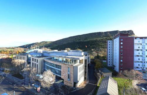 Edinburgh Central 2-bedroom Apartment with Free Parking and Stunning Views - Photo 38