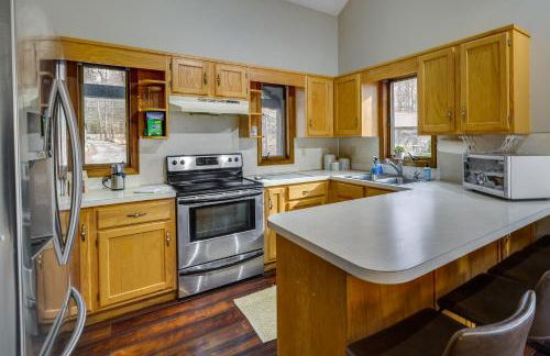 Lovely Poconos Cabin with Resort Amenities! - Foto 9