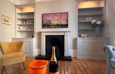 No2 Clarence grade II Regency townhouse short walk to racecourse and town centre - Photo 1