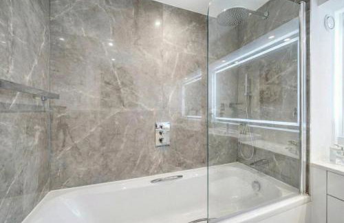 Spacious 2-Bedroom Apartment near Canary Wharf - London Ideal for Business, Leisure & Long Stays - Foto 17