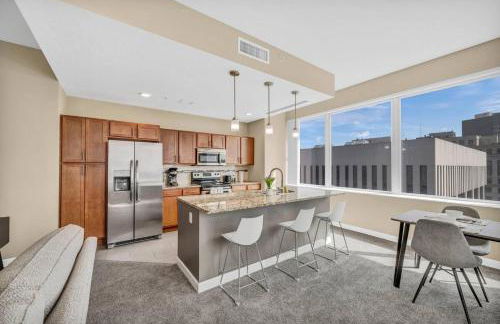 21st Floor Penthouse | Amazing Views of Downtown! - Photo 15