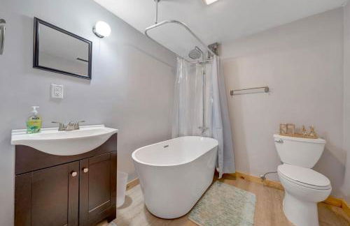 Treetop & Waterfront! Hot Tub, Kayaks, Game Room - Foto 28