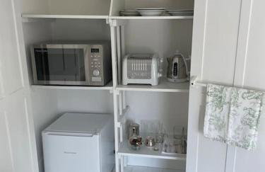 Double-Bed Bedroom, Living Room and Kitchenette, private Bathroom and Utility Room available at Willow House, Shepperton - Foto 18